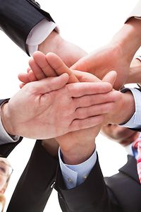 Image symbolique de la main placée sur le dessus de l'autre