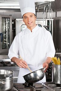 Photo d'un chef dans la cuisine
