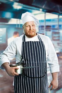 Chef avec casseroles dans la cuisine