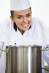 Femme chef dans sa cuisine