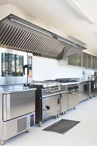 Image symbolique d'une cuisine professionnelle avec divers appareils
